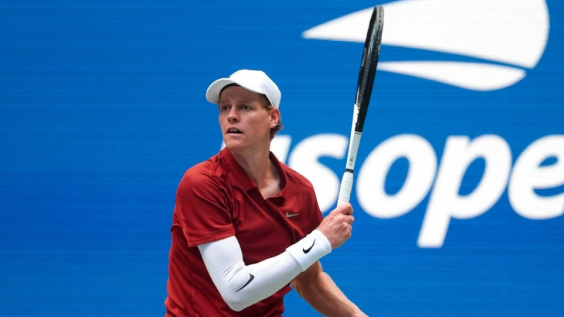 Kanādietis atspēlējas un otro reizi sasniedz "US Open" pusfinālu, tālāk tiek arī Sinners