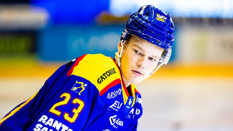 Prestižs medijs jaunākajās NHL drafta prognozēs Šmitam paredz vietu Top 10