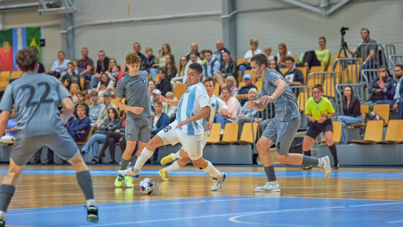 Telpu futbola Virslīgas ievadā "Riga" izglābjas no negaidīta klupiena