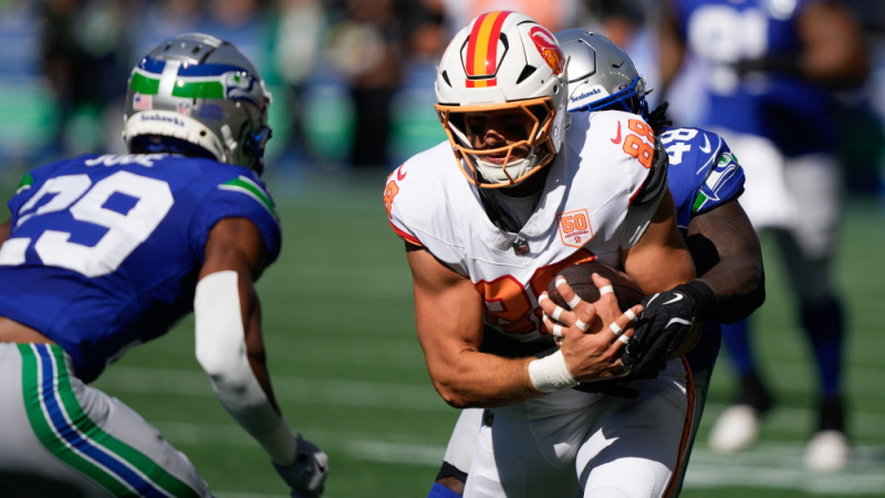 "Buccaneers" turpina izcīnīt pēdējo sekunžu uzvaras, nepārspētie milži krīt