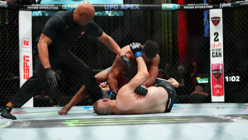 Haoss UFC šovā: Akosta izmanto otro "dzīvību" un nokautē pretinieku