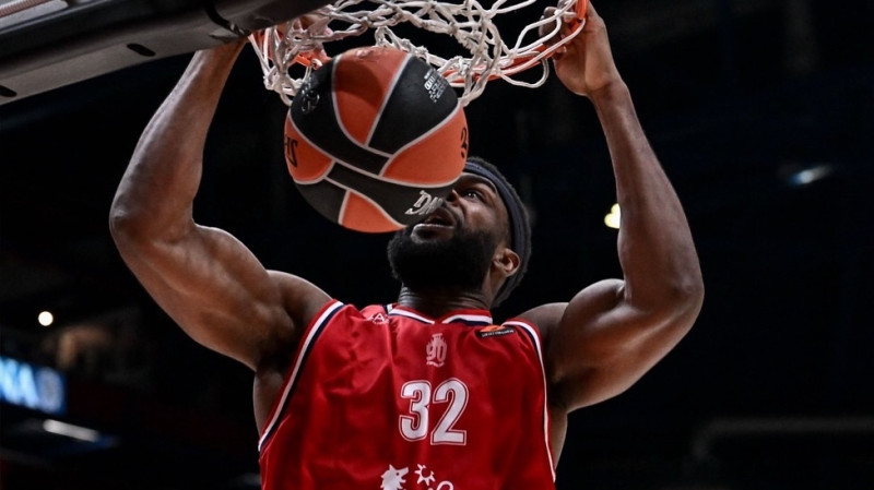 Paslīdēja un savainoja galvu: Milāna paliek bez centra Nībo