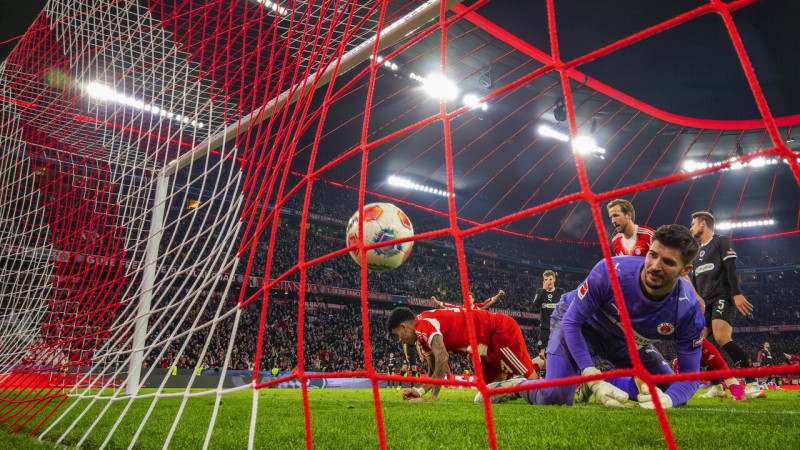 Minhene paglābjas no klupiena pret pastarīti, Leverkūzene zaudē pēc uzvaras Mančestrā