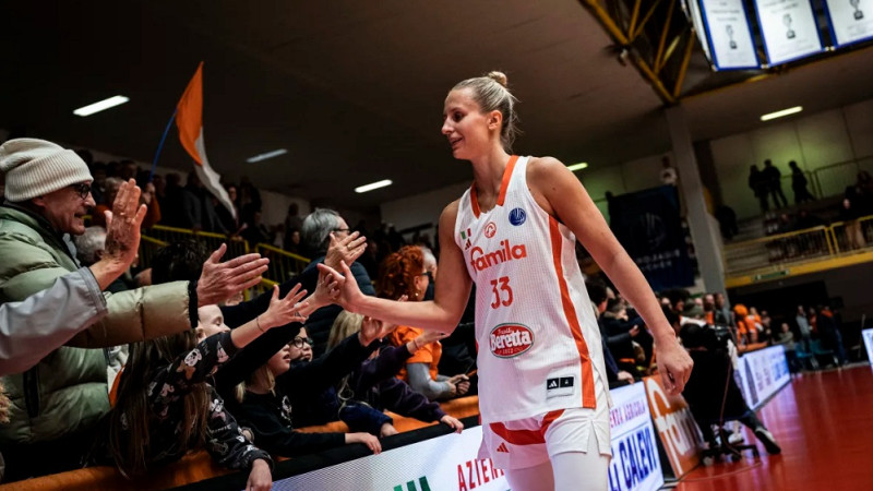 Kitijai Laksai seši tālmetieni, Digna Strautmane tuvojas "triple-double"