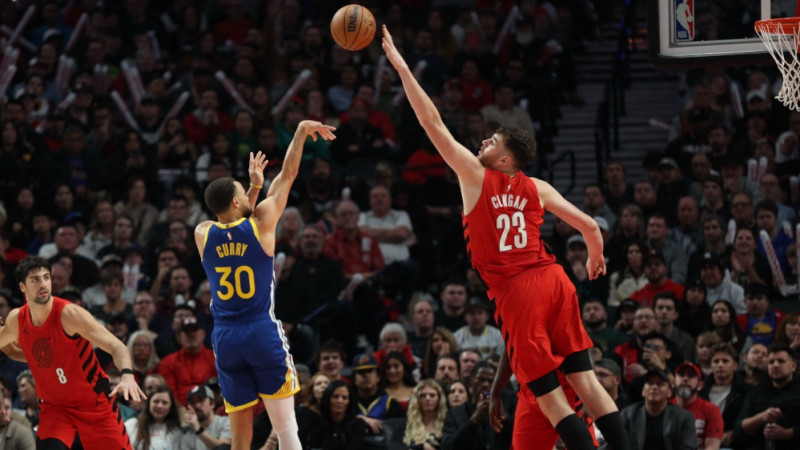 Ar Karija 12 tālmetieniem nepietiek, Lebrona soda metieni atnes "Lakers" uzvaru