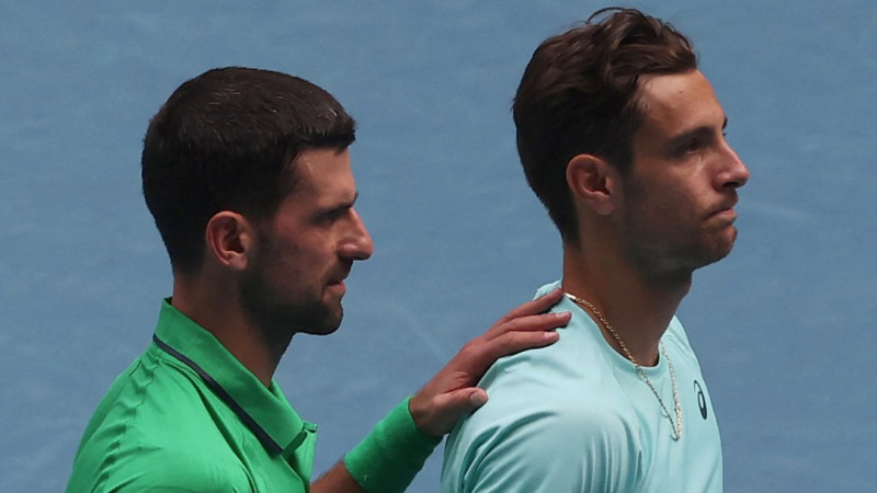 Džokovičs priekšlaicīgi pārspēj Muzeti un iekļūst AO pusfinālā