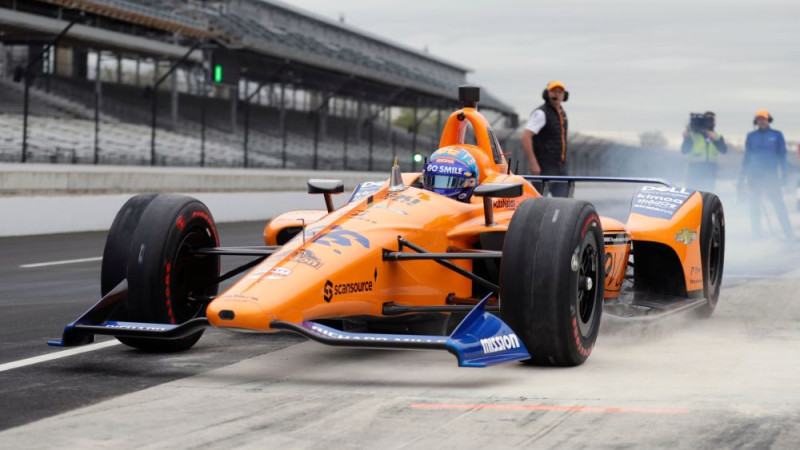 "McLaren" uzaicina Alonso atkal startēt "Indy 500" sacensībās
