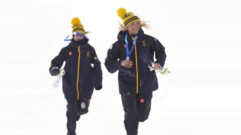 Olimpiskajai laureātei salūst medaļa un daļēji pazūd sniegā