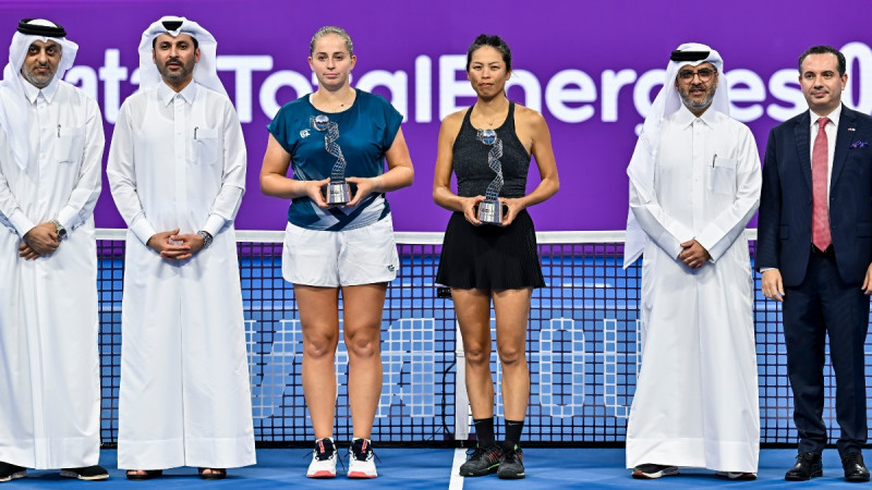 Dohas "WTA 1000" finālā Ostapenko/Šei sāk ar 6:0, taču piekāpjas taibreikos