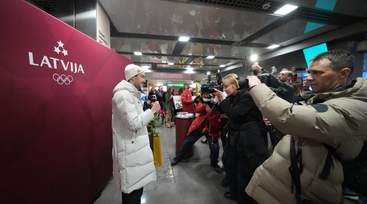 Rīgas lidostā sagaidīts olimpisko spēļu bronzas medaļnieks Krūzbergs