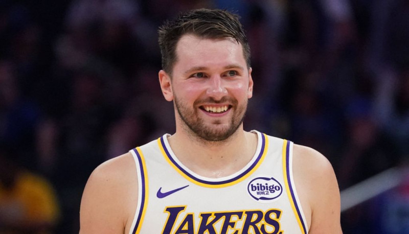 Porziņģis nespēlē, Dončičs dzimšanas dienā sarūgtina "Warriors"