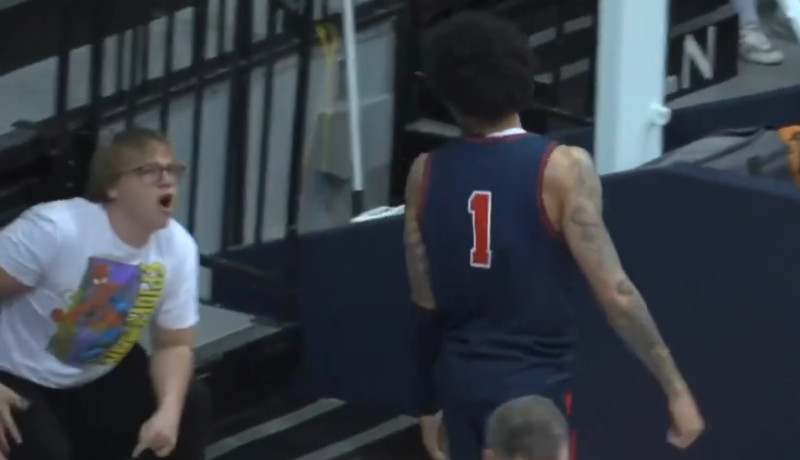 Basketbolists uzspļauj fanam un tiek atstādināts