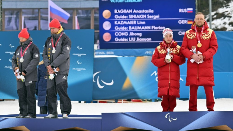 Vācijas paralimpieši medaļu ceremonijā protestē pret Krieviju