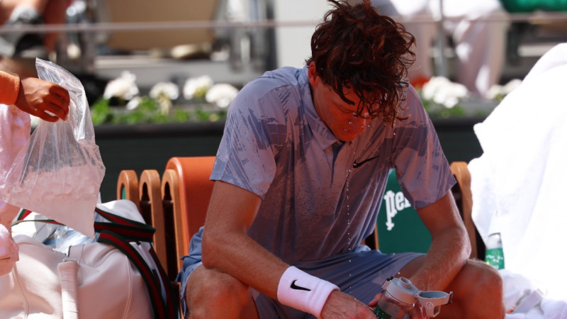 Lielākais šoks ''French Open'' vēsturē? Sinners zaudē no 2-0 un 5:1