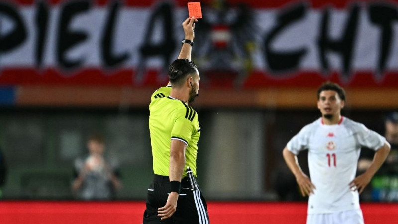 Sarkanā par mutes piesegšanu – futbola PK ieviesīs jaunus noteikumus