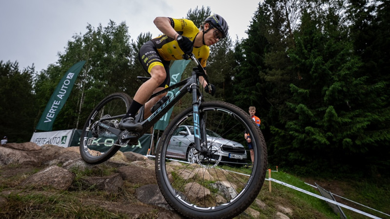 Latvijas kausa MTB XCO krosā Ogres posmā lieliska sportiskā cīņa – elitē uzvar Celitāns un Rodionova