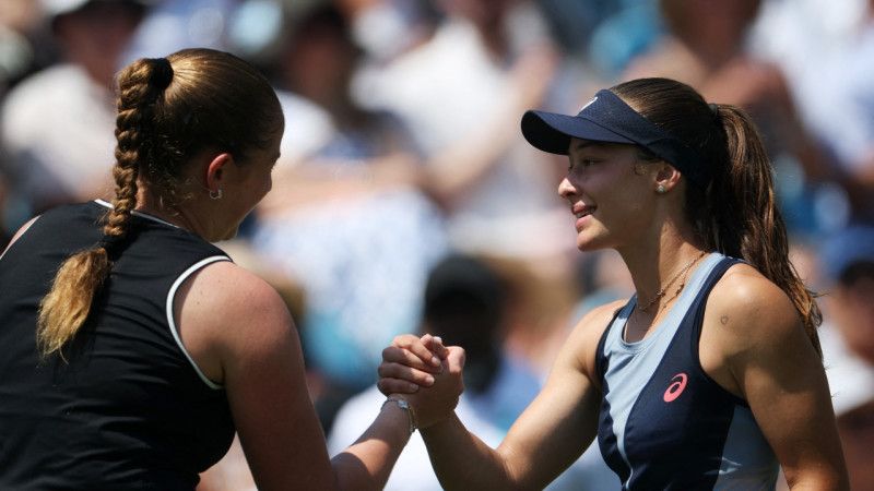 Ostapenko grauj un iesoļo Īstbornas pusfinālā