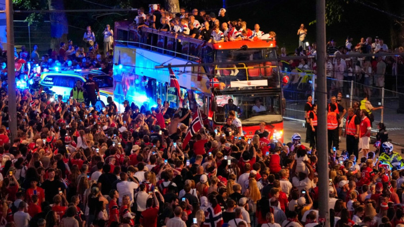 Norvēģijas futbolistus mājās sagaidījuši vairāki desmiti tūkstoši līdzjutēju