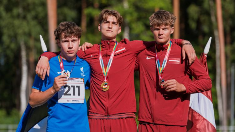 Ģimenes tradīcijas turpinās: talantīgais Doniņš satriec Latvijas U16 rekordu šķēpa mešanā