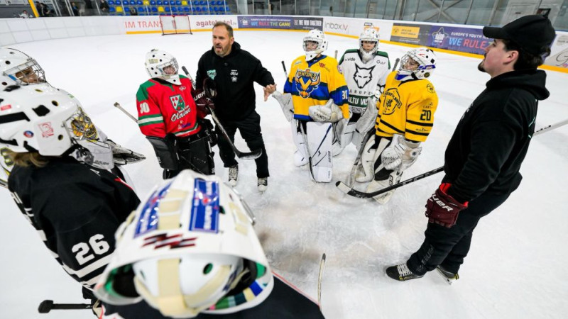Artūrs Irbe skolo jaunos vārtsargus nebijušā 3on3 hokeja meistarklasē
